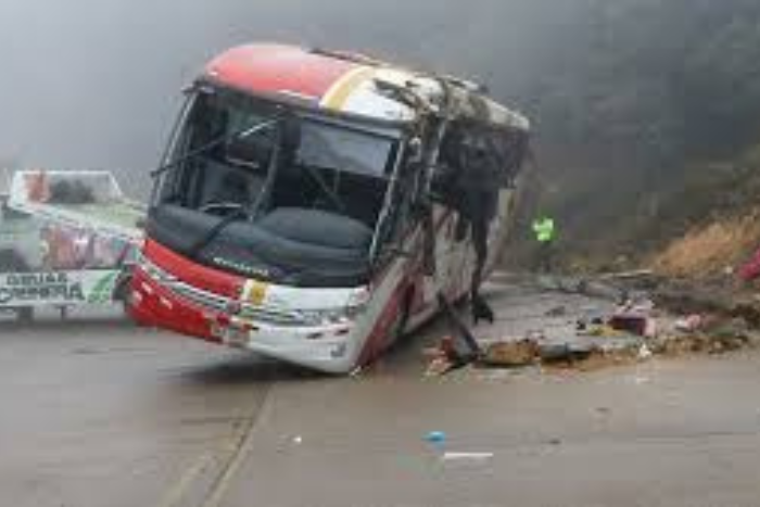 حادث مروع في الإكوادور يخلف 13 قتيلا وعشرات الجرحى