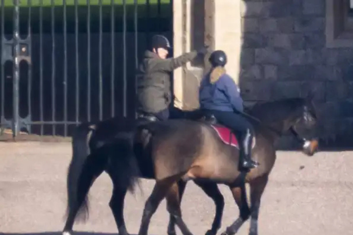 أول ظهور علني للأمير أندرو بعد تجريده من ألقابه الملكية وسط الضغوط الأمريكية