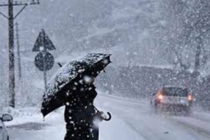 استمرار تساقط الثلوج بالعديد من مناطق المملكو مع أمطار ورياح قوية