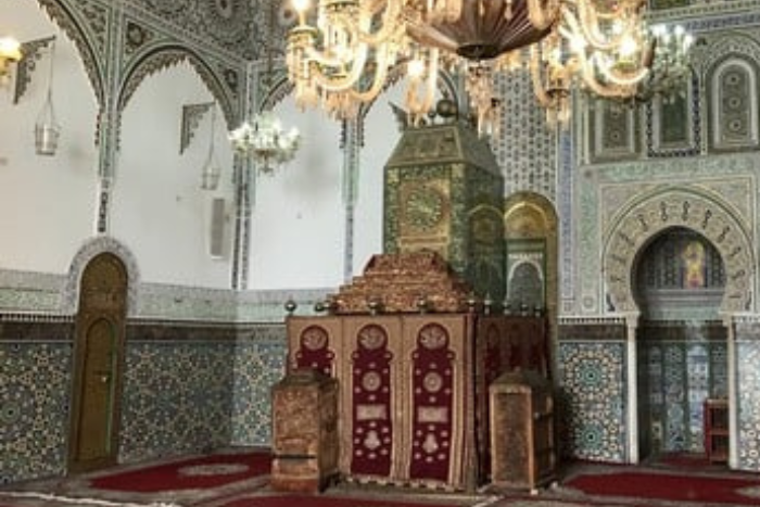 لجنة ملكية تسلم هبات ملكية لشرفاء أضرحة بفاس في الذكرى الـ27 لرحيل الحسن الثاني