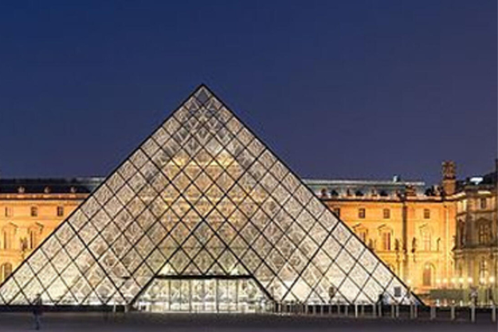 متحف اللوفر يعيد فتح أبوابه جزئيا رغم استمرار إضراب الموظفين