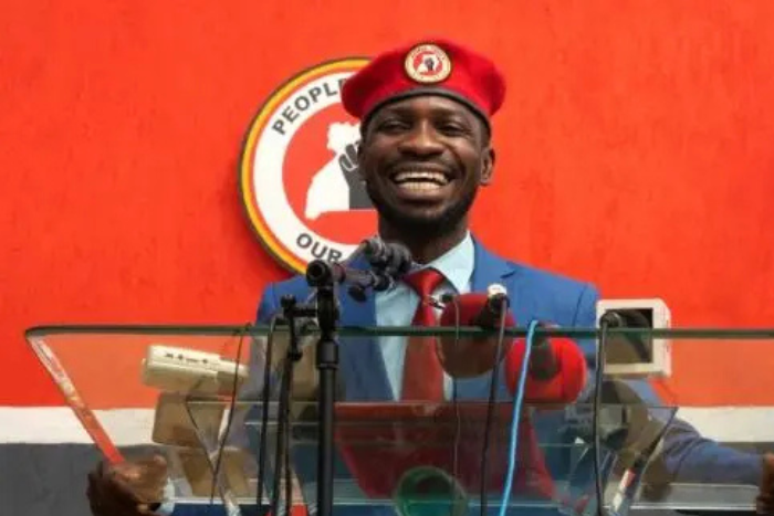 الشرطة الأوغندية تمنع تجمعا لأنصار بوبي واين وبيسيغي يدخل عامه الثاني خلف القضبان