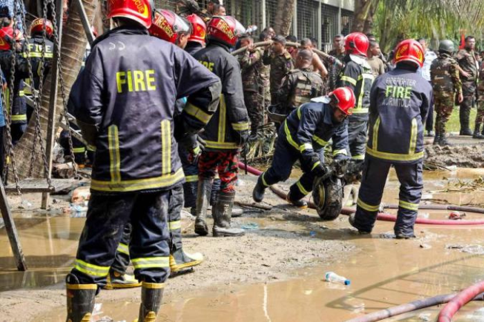 مقتل 19 شخصا وإصابة أكثر من 160 في تحطم طائرة تدريب داخل مؤسسة تعليمية في دكا