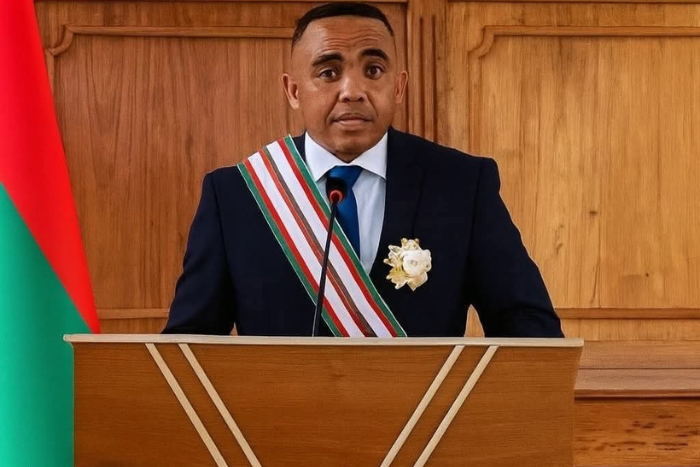 مدغشقر تعيين هرينتسالاما راجاوناريفيلو رئيسا للوزراء في أول خطوة بعد الإطاحة براجولينا مدغشقر تعيين هرينتسالاما راجاوناريفيلو رئيسا للوزراء في أول خطوة بعد الإطاحة براجولينا