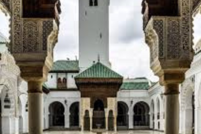 جدارية بسانتياغو تكرم جامعة القرويين وتخلد الإرث الثقافي المغربي في الشيلي