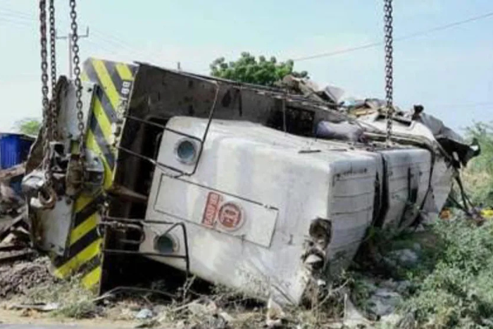 أوغندا مصرع 63 شخصا في اصطدام مروّع بين حافلتين شمال البلاد أوغندا مصرع 63 شخصا في اصطدام مروّع بين حافلتين شمال البلاد