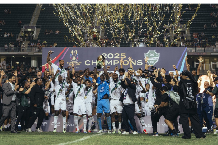 الأهلي السعودي يتوج بكأس السوبر بعد فوزه على النصر بركلات الترجيح