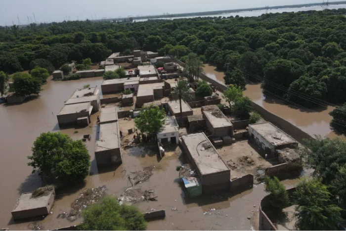 فيضانات كولكاتا تخلف 12 قتيلا وتشل حركة النقل قبل انطلاق مهرجان ديني كبير