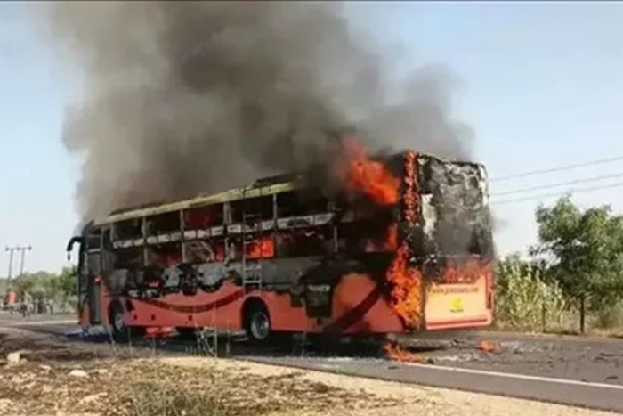 مأساة في الهند مصرع 20 شخصا بحريق حافلة بعد اصطدامها بدراجة نارية مأساة في الهند مصرع 20 شخصا بحريق حافلة بعد اصطدامها بدراجة نارية