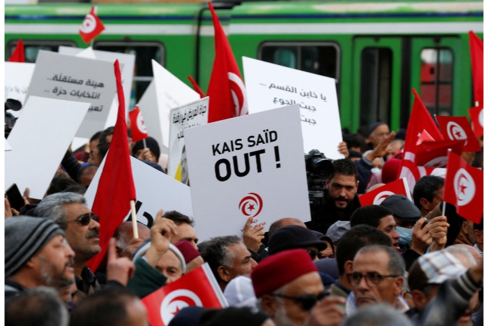 التونسيون يحتجون على الظلم ويرفعون شعار إسقاط النظام
