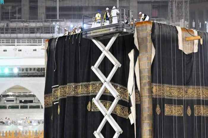 الكعبة المشرفة تكتسي كسةتها الجديدة بمناسبة العام الهجري الجديد