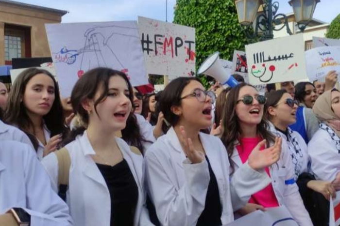 طلبة الطب والصيدلة وطب الأسنان يتهمون الحكومة بالبطء في تنفيذ الالتزامات و يلوحون العودة للاحتجاج 