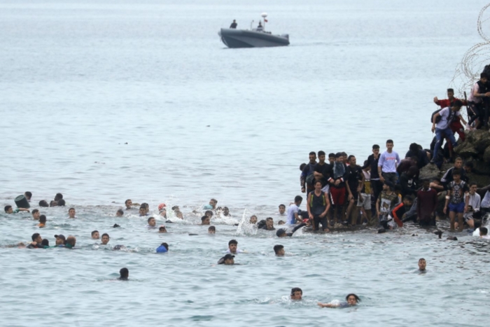 200 مهاجر يحاولون الوصول إلى سبتة المحتلة سباحة