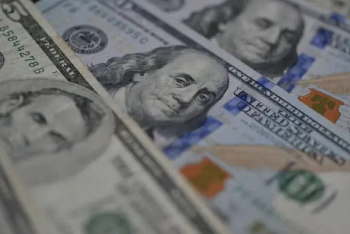 الدولار يرتفع هامشيًا وسط تجدد المخاوف بشأن استقلالية الفيدرالي الأمريكي الدولار يرتفع هامشيًا وسط تجدد المخاوف بشأن استقلالية الفيدرالي الأمريكي
