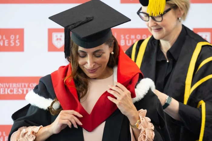 جامعة ليستر البريطانية تكرم الشيخة بدور القاسمي بلقب أستاذ فخري تكريما لمسيرتها الثقافية والإنسانية العالمية جامعة ليستر البريطانية تكرم الشيخة بدور القاسمي بلقب أستاذ فخري تكريما لمسيرتها الثقافية والإنسانية العالمية