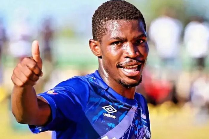 أمازولو يعزز هجومه بضم هداف الدوري الزيمبابوي تاكوندا بنهورا أمازولو يعزز هجومه بضم هداف الدوري الزيمبابوي تاكوندا بنهورا