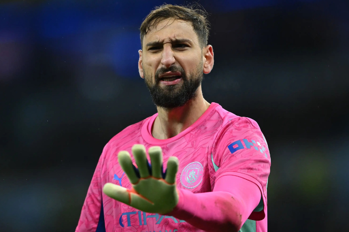 مدرب ليدز يتهم دوناروما بالتظاهر بالإصابة لمنح غوارديولا فرصة لإعطاء تعليمات