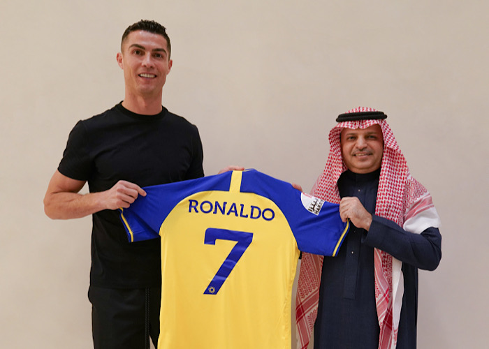 رسمياً  كريستيانو رونالدو مع نادي النصر السعودي