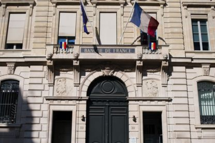 البنك المركزي الفرنسي يحذر من خطر الاختناق المالي في البلاد