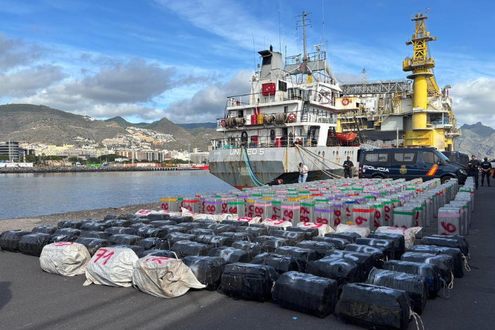 إسبانيا تضبط أطنانا من المخدرات في سفينة بالمحيط الأطلسي