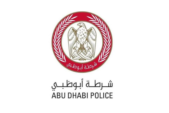 شرطة أبوظبي تضبط سائقاً قام ببث مباشر أثناء القيادة