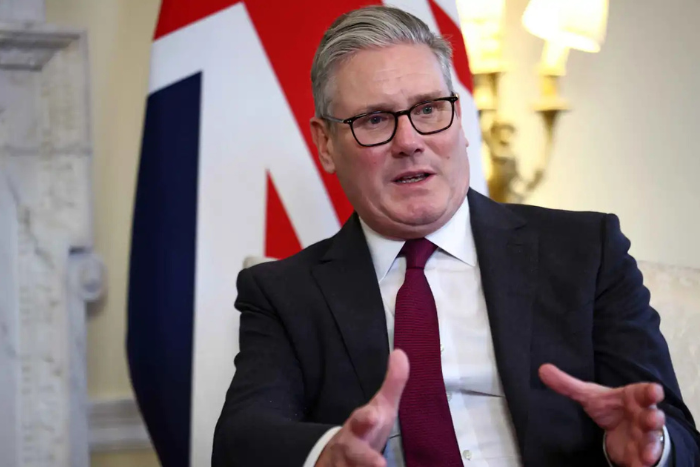 ستارمر يسعى لحل خلاف غرينلاند دبلوماسيا ويتجنب الرد على الرسوم الأمريكية