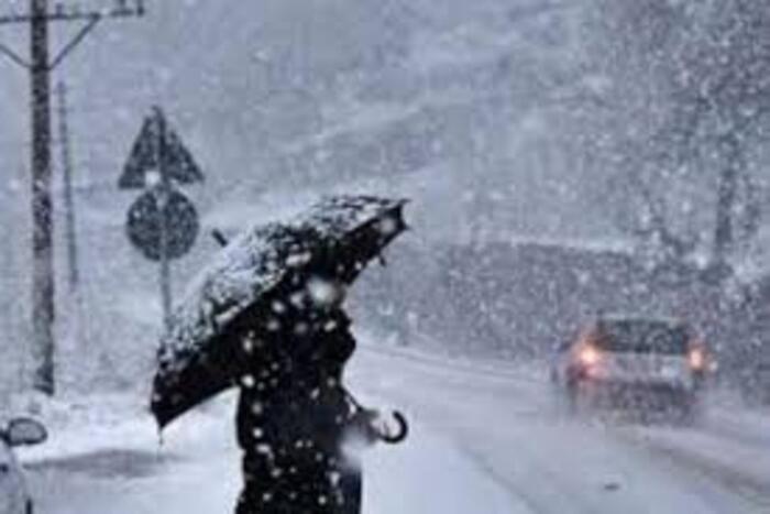 مسؤولو ميدلت في سباق لفتح طرق مغطاة بالثلوج وتقديم المأوى للفئات الهشة