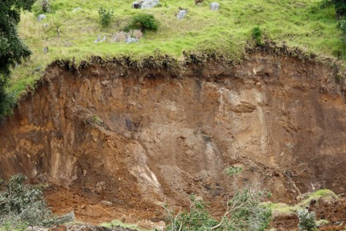 مصرع 8 أشخاص وفقدان 82 جراء انهيار أرضي في إندونيسيا