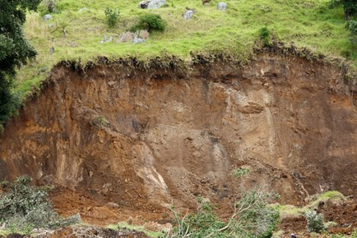 مصرع 23 جنديا في انهيار أرضي خلال تدريبات عسكرية غربي إندونيسيا