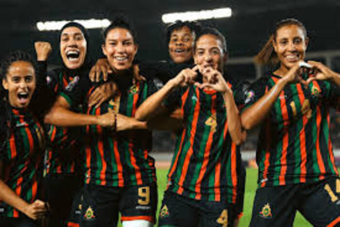 سيدات الجيش الملكي لكرة القدم يجرين مباراة نصف نهائي كأس العالم للسيدات بالمملكة المتحدة