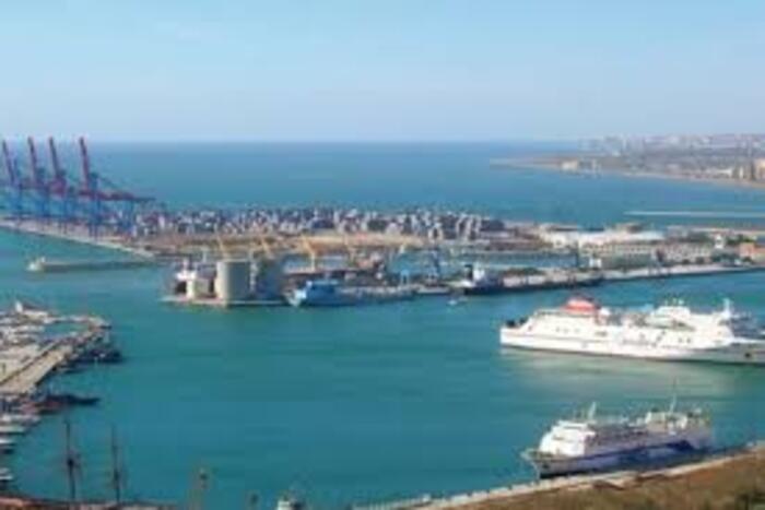 ميناء الجزيرة الخضراء يستأنف حركيته بشكل جزئي