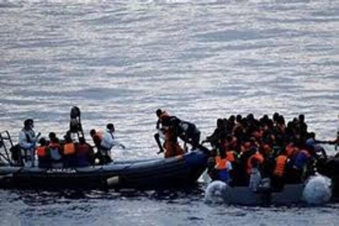 تصادم بين زورق لخفر السواحل اليوناني وقارب للمهاجرين يخلف مقتل 15 شخصا