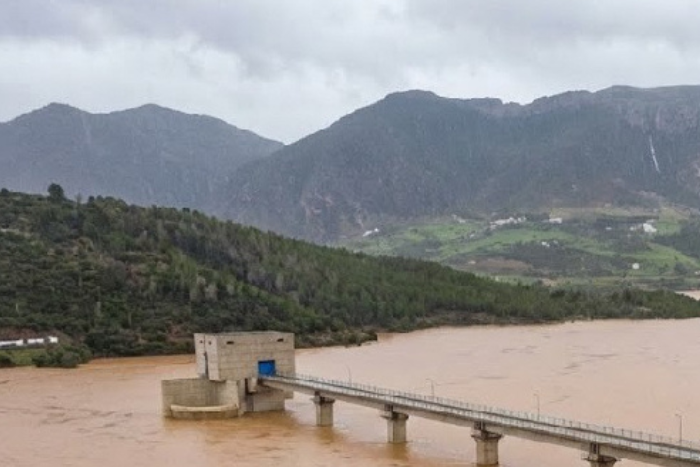 السلطات المختصة في مناطق فيضانات الأودية مستمرة في ترحيل الأسر المهددة