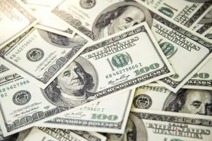 تراجع الدولار أمام العملات الرئيسية مع بداية تعاملات الأسبوع