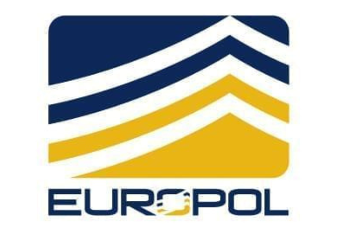 مصادرة أوراق نقدية وعملات معدنية مزورة قيمتها 1.2 مليار يورو