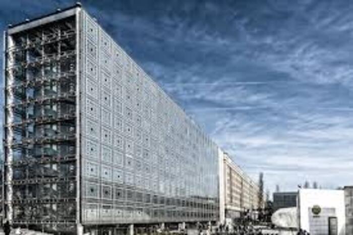 شرطة فرنسا تفتش معهد العالم العربي