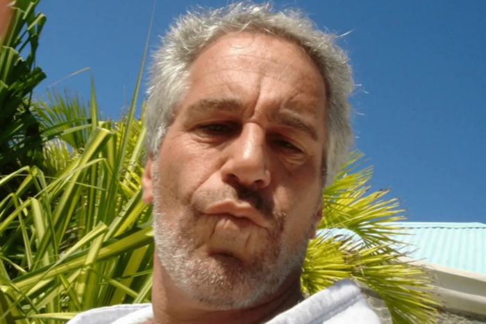 ملك بريطانيا يعلق على اعتقال شقيقه آندرو