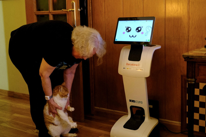 روبوتات راقصة توفر الدعم والصحبة لكبار السن في برشلونة