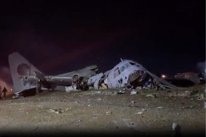 تحطم طائرة بوليفية تحمل أوراقا نقدية ومشاهد فوضوية لأشخاص يحاولون جمعها