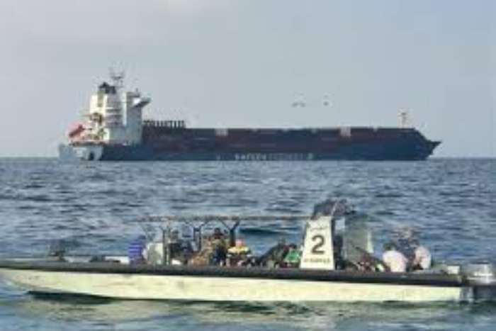 البحرية العمانية تنقذ طاقم سفينة شحن إثر تعرضها لقصف صاروخي قرب مضيق هرمز