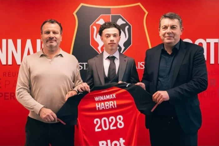 عيسى حبري يوقع لنادي ستاد رين إلى غاية 2028