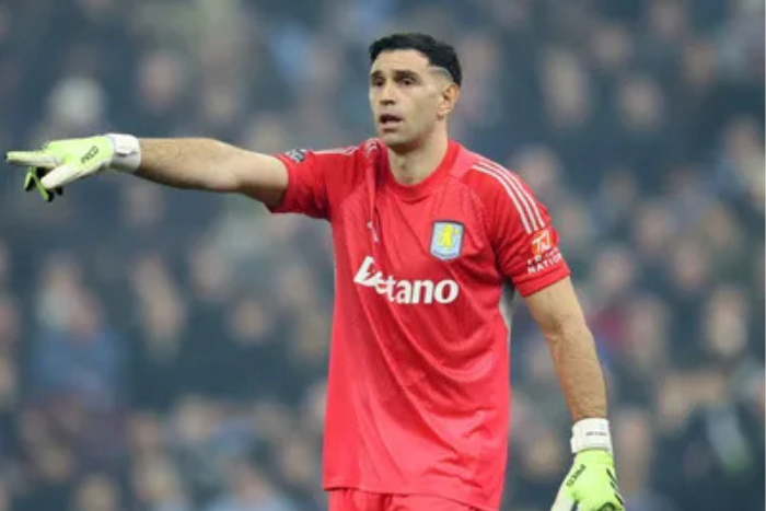 الاتحاد الإنجليزي يحقق مع مارتينيز بعد ترويجه لشركة مراهنات