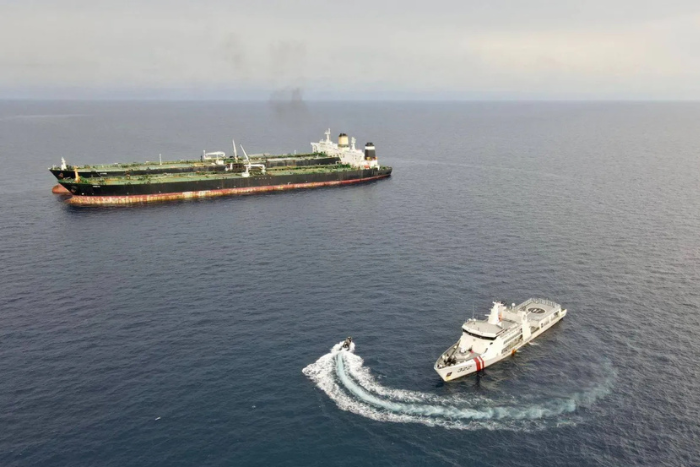 سفينتان إيرانيتان تغادران ميناء صيني وسط مخاوف من نقل مواد لبرنامج الصواريخ