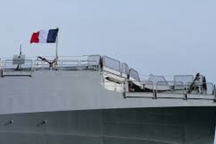 فرنسا تعزز تواجدها البحري بـ12 سفينة لحماية الملاحة وسط تصاعد التوتر مع إيران