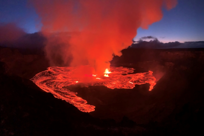 ثوران بركان كيلاويا  يغلق طرقا ومتنزها وطنيا في هاواي