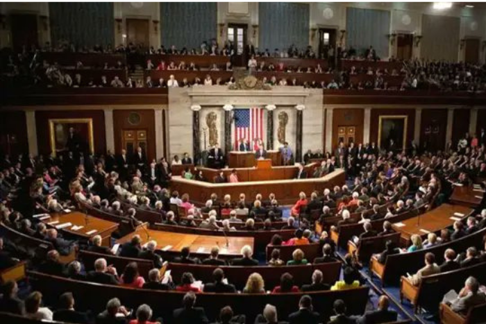 أصوات بالكونغرس تندد بحرب ننفق يوميا مليار دولار لقصف إيران