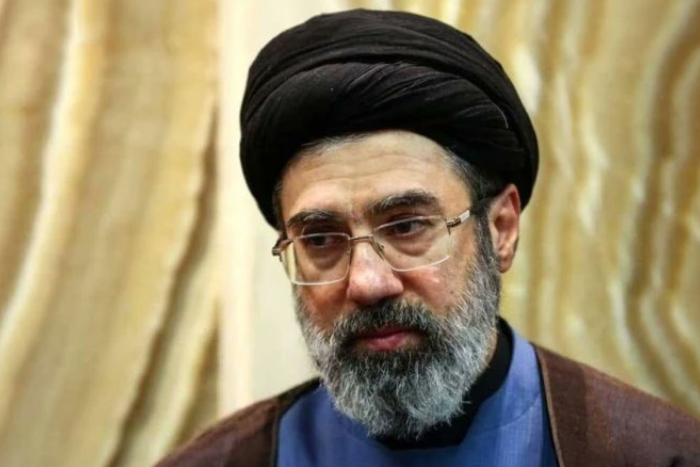 إصابة مجتبى خامنئي بكدمات في الوجه والقدم