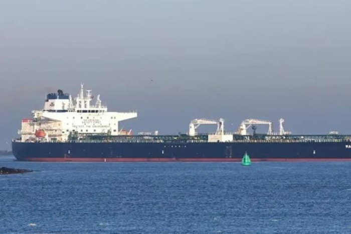 جسم مجهول يضرب ناقلة ترفع علم اليونان