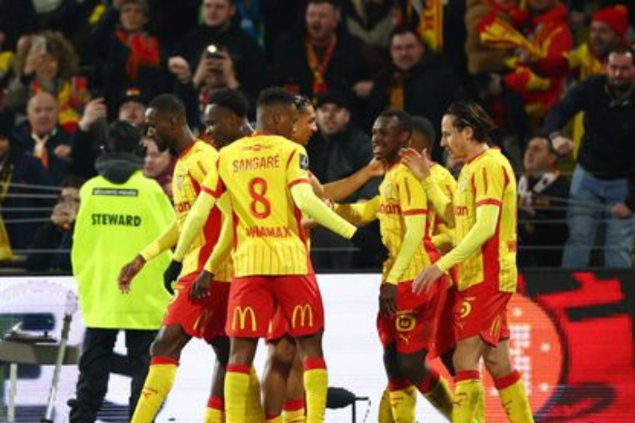 لنس يفشل في اعتلاء صدارة الدوري الفرنسي بعد خسارته أمام لوريان