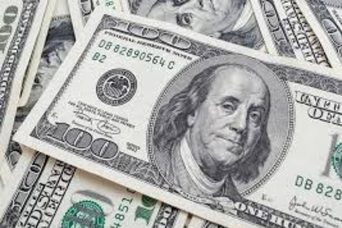 الدولار يعزز مكاسبه مع ارتفاع أسعار النفط وتراجع توقعات خفض الفائدة